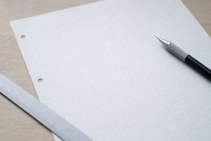 Millimeterpapier mit Druckbleistift und Lineal auf einem Schreibtisch