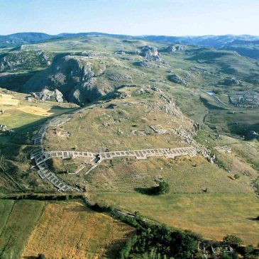 Luftbild des Ruinengeländes von Hattuscha mit dem wieder aufgebauten Abschnitt der Lehmziegelmauer